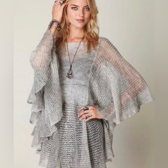 Free People Sweaters - FREE PEOPLE DREAMY PONCHO WOMENS MEDIUM Excellent Pre-Owned Condition
